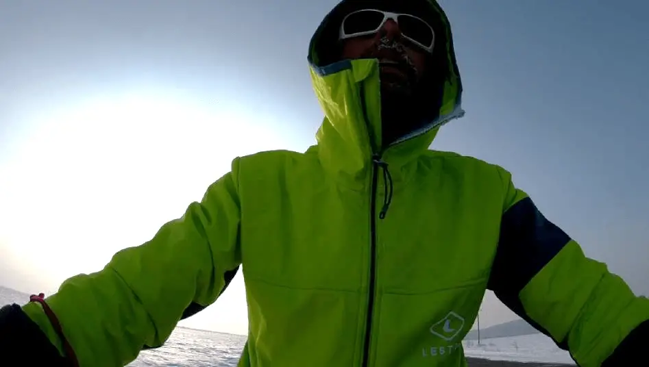 Beau temps glacial lors du voyage à vélo sur le fleuve Amour en Sibérie 