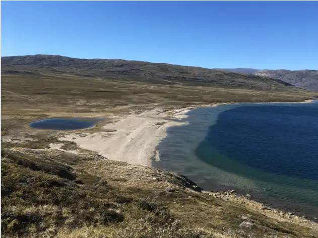 Vue du bivouac de jour au Groeland, l’eau n’est pas aussi chaude qu’elle en à l’air bien au contraire