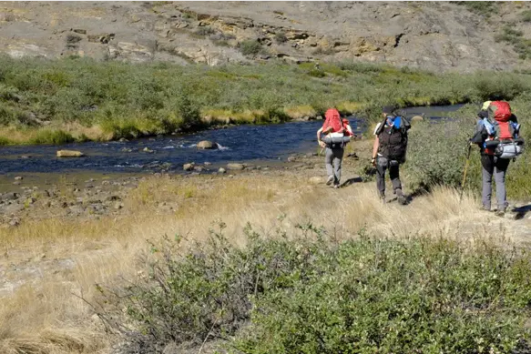 Le passage de la rivière peut se faire à gué ou via un pont qui n’est pas facile d’accés