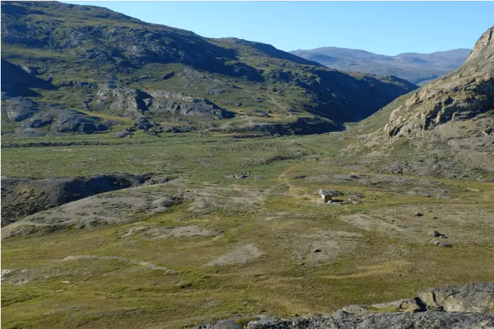 La hut à droite et nos minuscules tentes à gauche dans un magnifique décor du Groeland