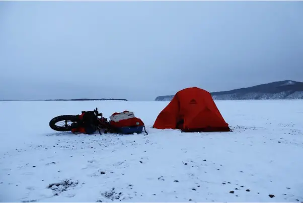  1er bivouac sur le fleuve Amour en Sibérie lors du voyage à vélo