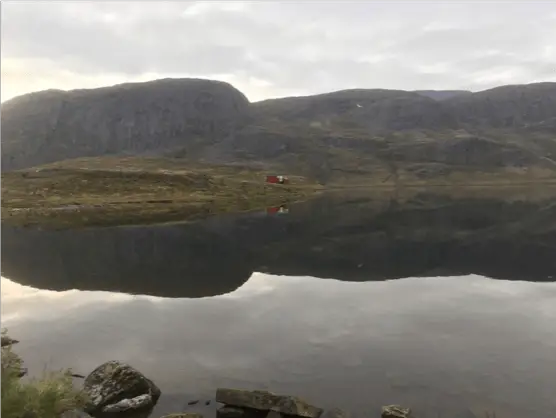 Nous laissons derriére nous la hut au bord du lac