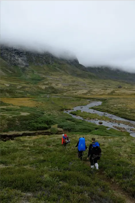 Le temps est gris, le terrain humide, le moral moyen, c’est la partie la plus pénible du trek