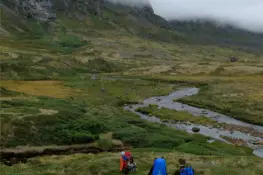 Le temps est gris, le terrain humide, le moral moyen, c’est la partie la plus pénible du trek