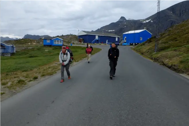 Nous redécouvrons la sensation de marcher sur une route goudronnée