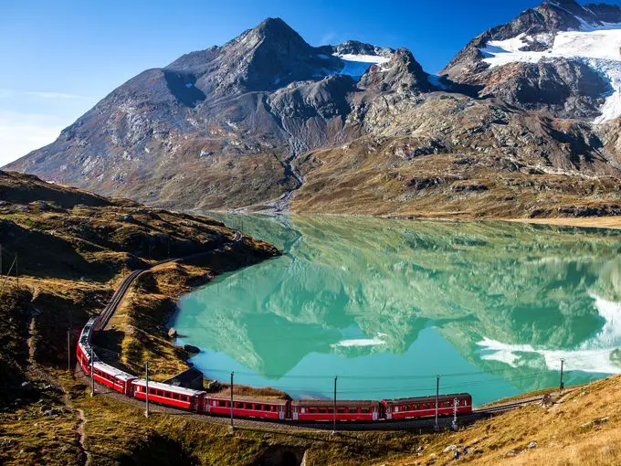 Col de la Bernina et le petit train rouge.