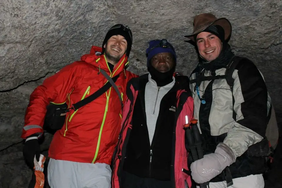 4em jour d’ascension du Kilimandjaro : Petit moment de repos avant la baisse de régime (de gauche a droite : Florent, Peter et Alexis)
