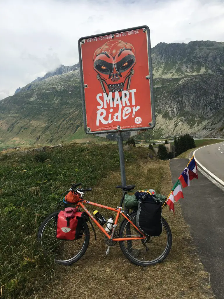 Alors ça, c'est pour les motards. Ils s'en donnent à coeur joie sur ces belles routes mythiques. Alors ça, c