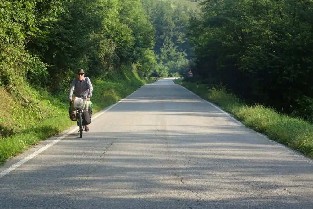 Patrick sur sa monture bien chargée durant notre voyage à vélo en Italie