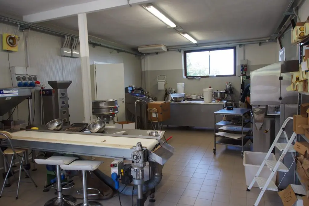 La cuisine où sont concoctées toutes les merveilles à base de noisettes La cuisine où sont concoctées toutes les merveilles à base de noisettes