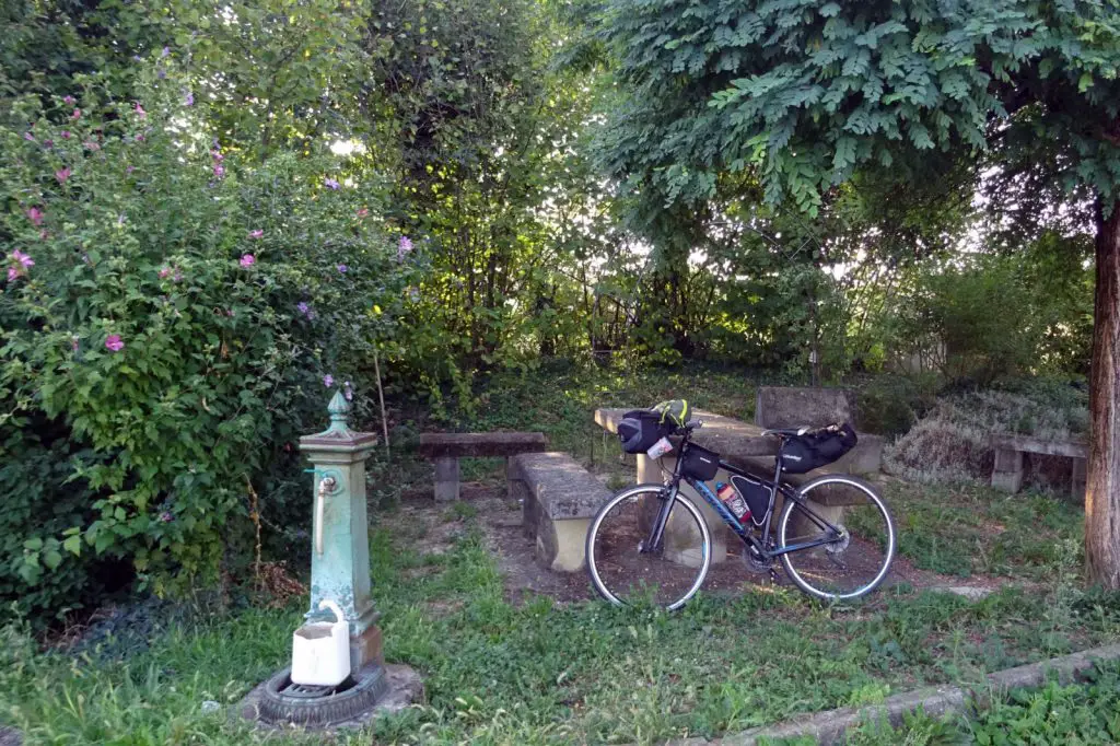 Aire aménagée avec point d'eau et table de pique-nique durant notre voyage à vélo en Italie Aire aménagée avec point d