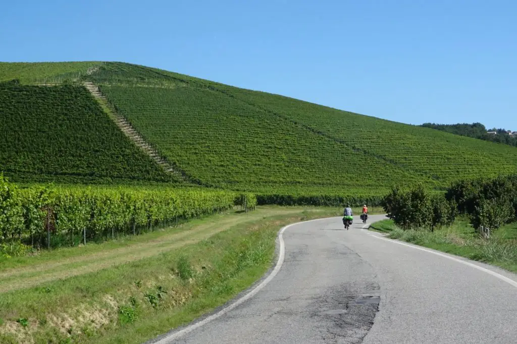 Les routes des Langhe superbes et presque désertes durant notre voyage à vélo en Italie