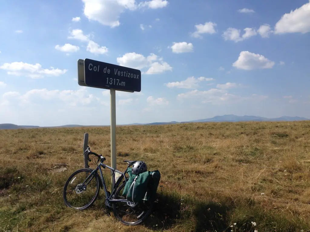 Entre le massif du Sancy et les monts du Cantal. Mais ne nous y méprenons pas : "plateau" ne signifie aucunement "plat" ! lors de l