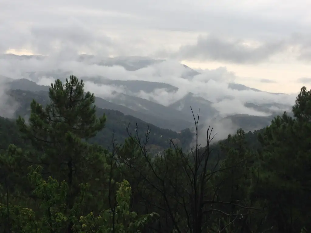 Un paysage un air merveilleusement mystérieux lors du voyage itinérance à vélo