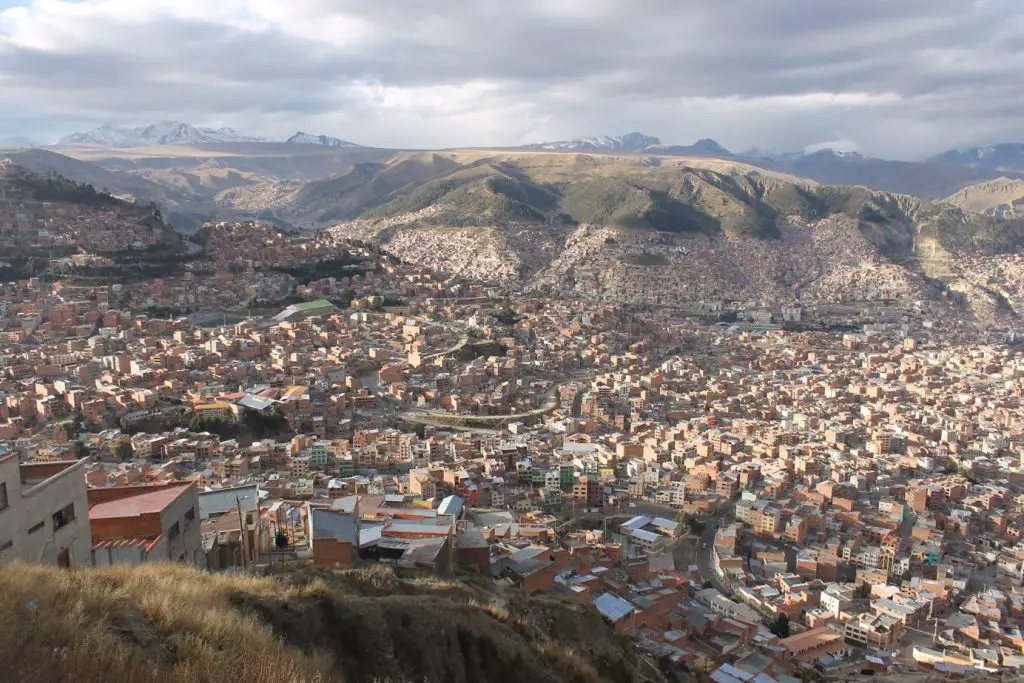 Première vue de la Paz, entourée de ses monts enneigés