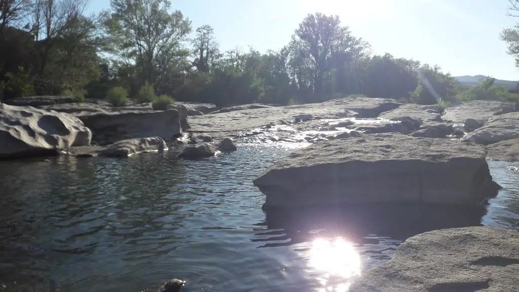 La rivière devant le camping du village de Joyeuse en Ardèche La rivière devant le camping du village de Joyeuse en Ardèche