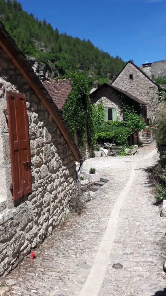 Le village de Castelbouc, caché derrière la falaise