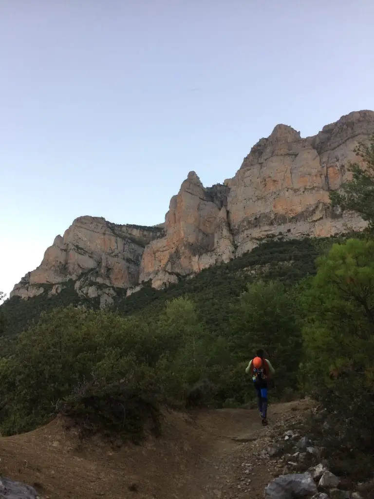 L’approche vers le Pilar Sobrarbe durant la sortie escalade à la Pena Montanesa