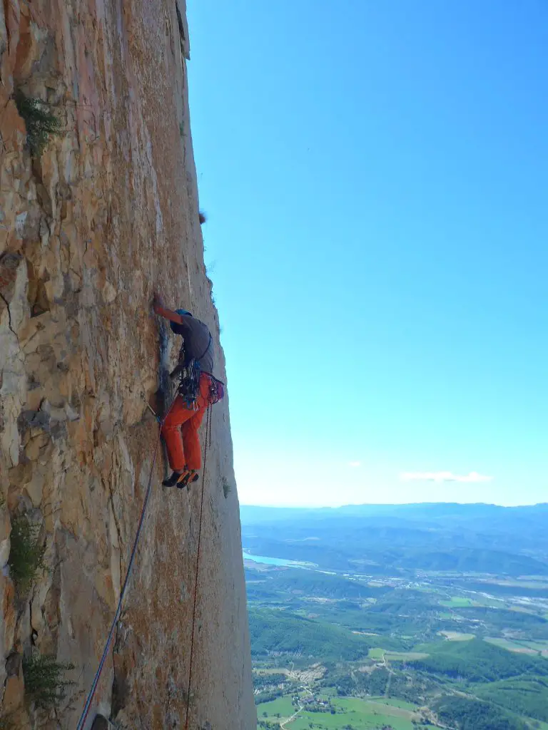 Longueur en 7a sur SuperEnergy durant notre trip escalade à la Pena Montanesa