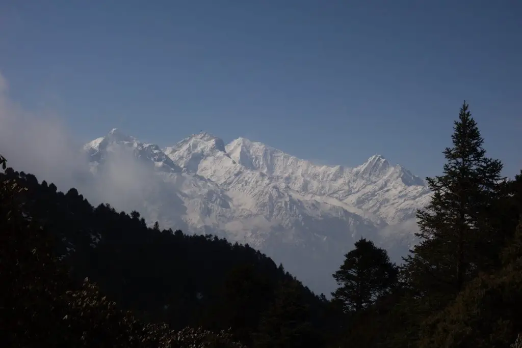 Les hautes montagnes du Népal lors de la traversée du Langtang 