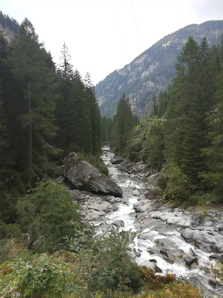 Vue sur la rivière à l'entrée du Site d'escalade Magic Wood