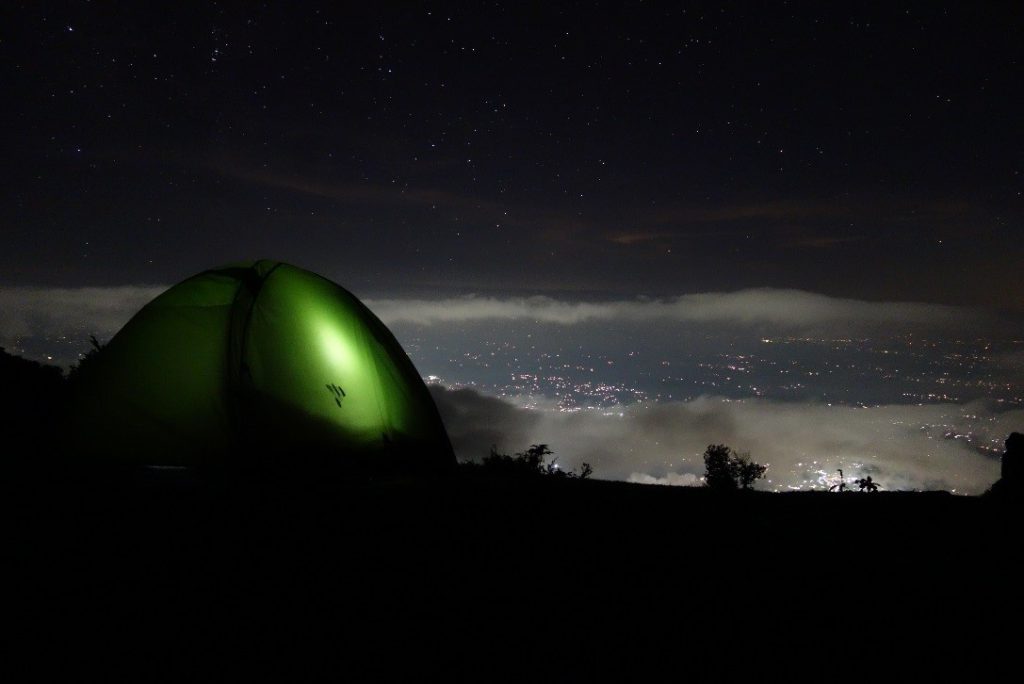 En contrebas les lumières de Dharamsala lors de la traversée des Himalayas