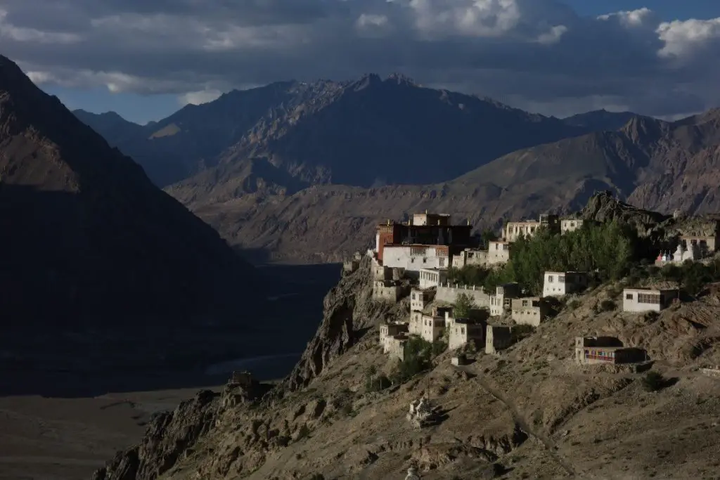 Vue sur le Monastère de Stongde dans la vallée du Zanskar lors de la traversée des Himalayas