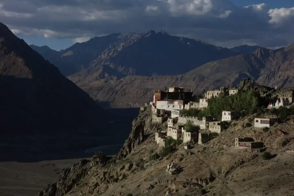 Vue sur le Monastère de Stongde dans la vallée du Zanskar lors de la traversée des Himalayas Vue sur le Monastère de Stongde dans la vallée du Zanskar lors de la traversée des Himalayas
