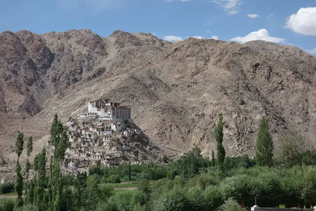 Monastère de Chemre lors de la traversée des Himalayas