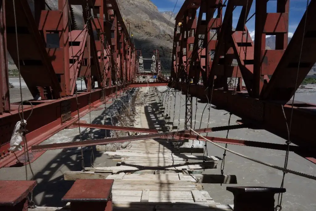 Le pont maudit lors de la traversée des Himalayas