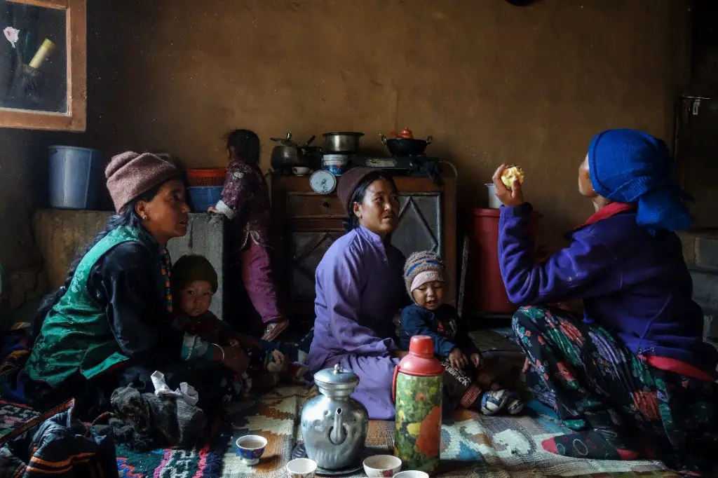 L'heure du thé à Zangla lors de la traversée des Himalayas L