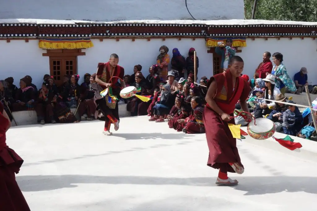 Danse des moines lors de la traversée des Himalayas