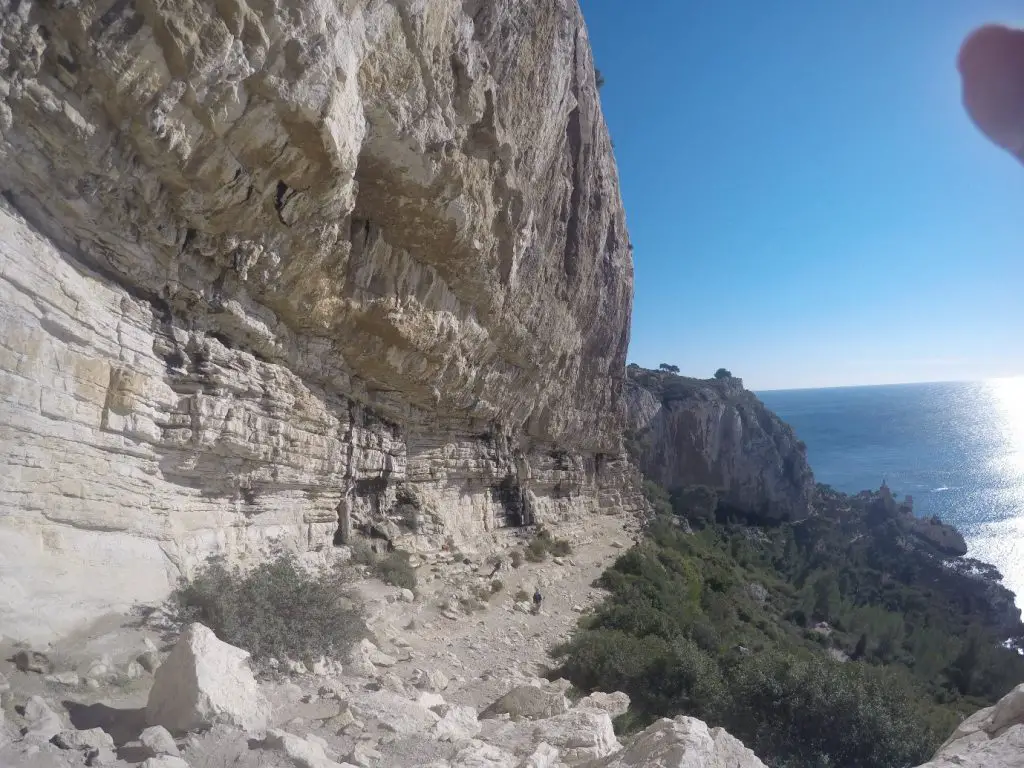 Une paroi calcaire lors du séjour grimpe dans les calanques