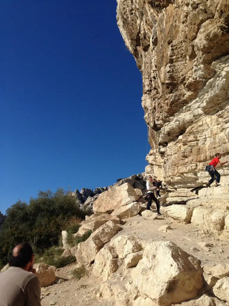 Les longues voies de la Paroi des Toits lors du séjour grimpe dans les calanques