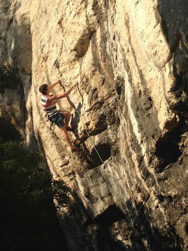 Une voie 7b sur l'Oasis, lors de notre trip grimpe dans les calanques Une voie 7b sur l