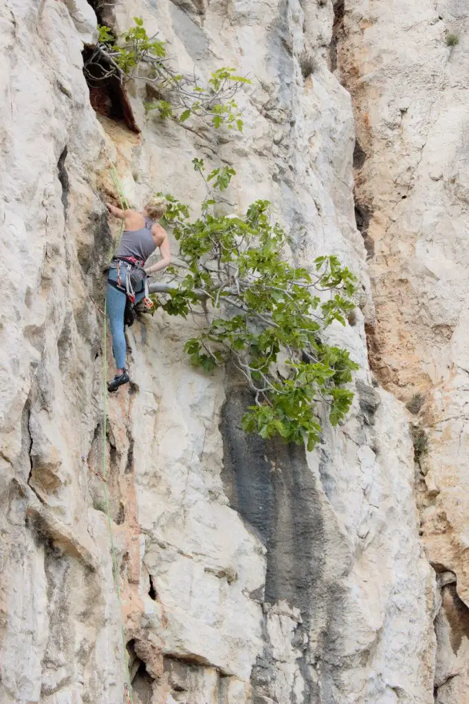 La voie Bains douches 7a+ lors de notre trip grimpe dans les calanques 