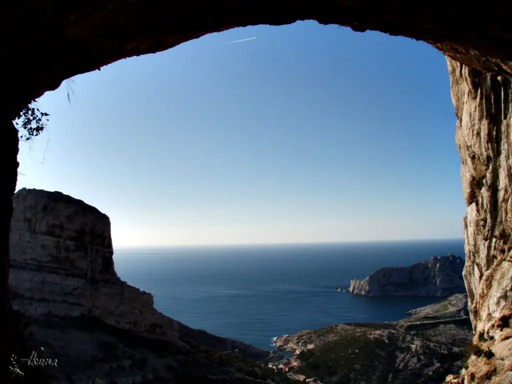 Vue depuis La Grotte de l’Ermite lors de notre trip grimpe dans les calanques Vue depuis La Grotte de l’Ermite lors de notre trip grimpe dans les calanques