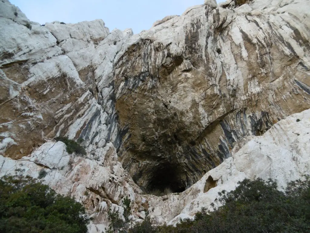 La Grotte de l’Ermite, paroi calcaire lors de notre trip grimpe dans les calanques 