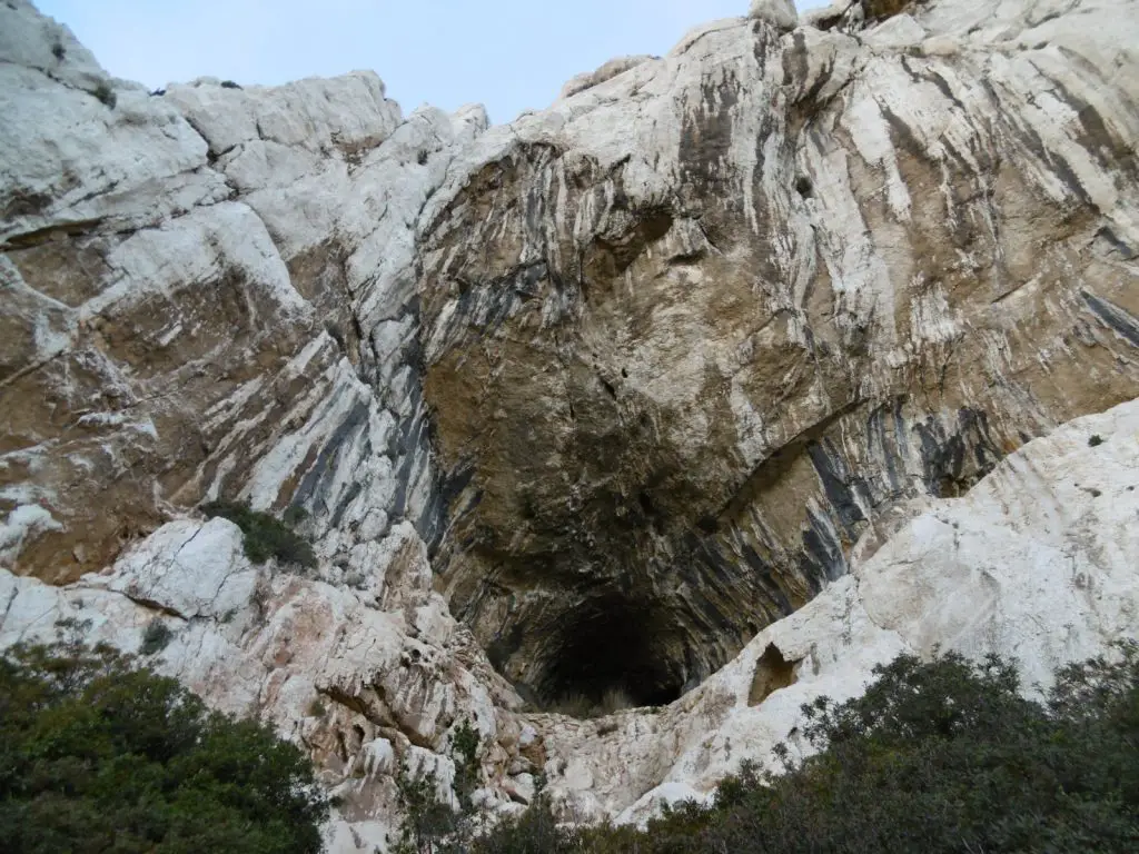 La Grotte de l’Ermite, paroi calcaire lors de notre trip grimpe dans les calanques La Grotte de l’Ermite, paroi calcaire lors de notre trip grimpe dans les calanques