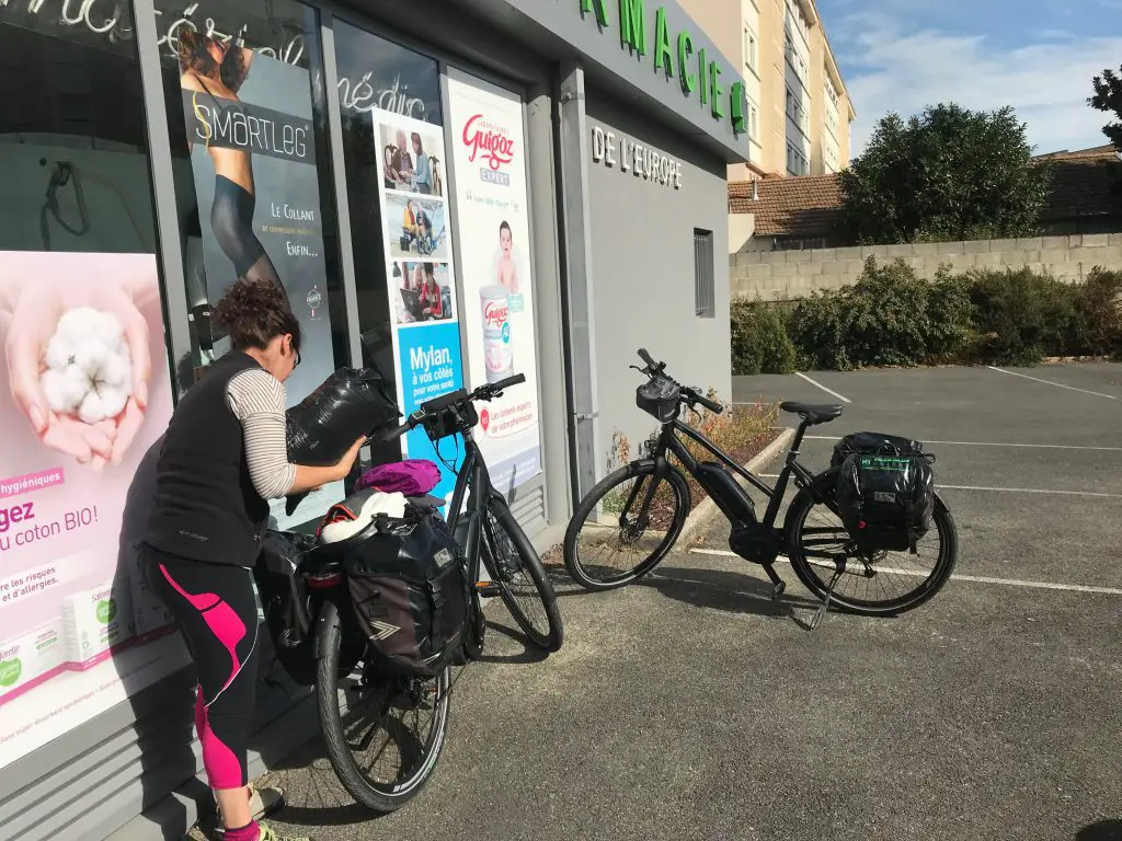 Préparation des sacoches de nos vélos électrique pour 4 jours de balade en Bourgogne