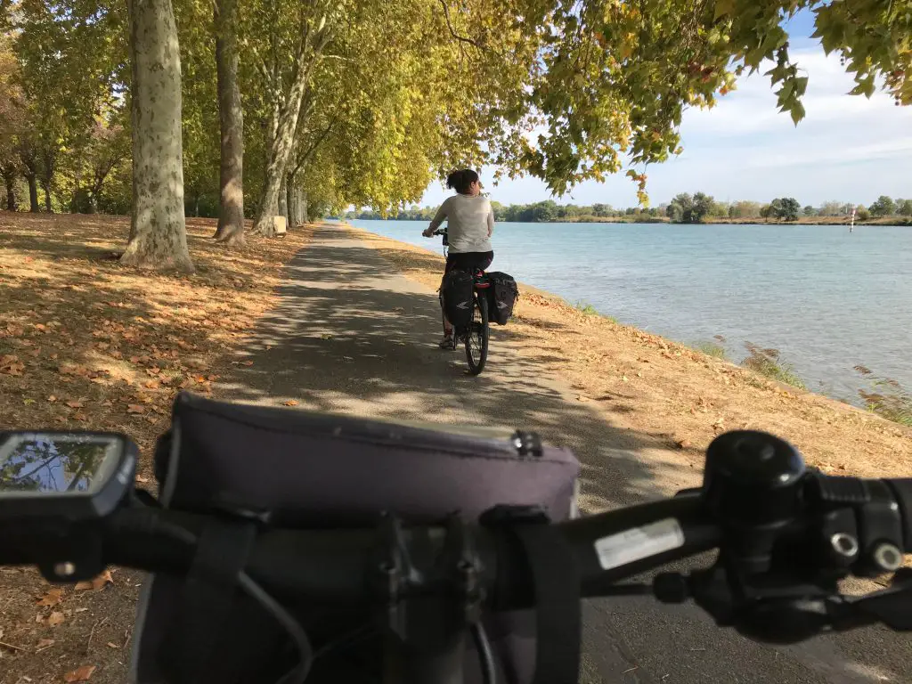 Premiers kms sur la voie bleue au bord de la Saône à la sortie de Mâcon