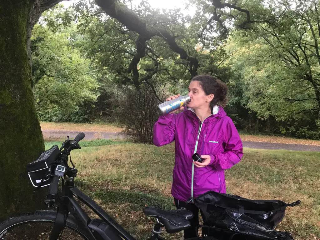 Pause boisson sous un Chêne centenaire pour nous protéger de la pluie