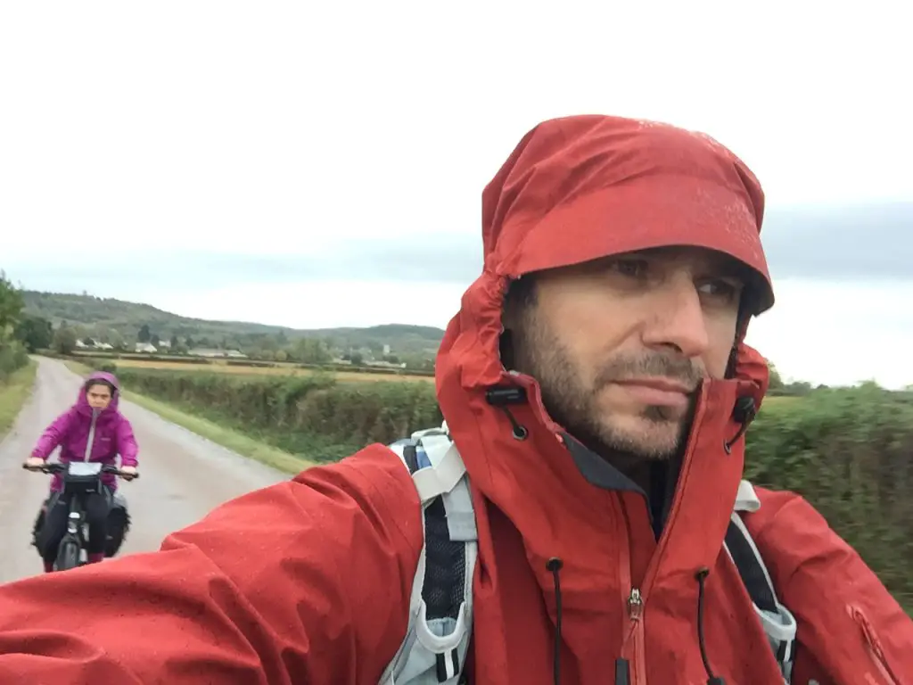 Fin de journée sous la pluie en vélo électrique avant d