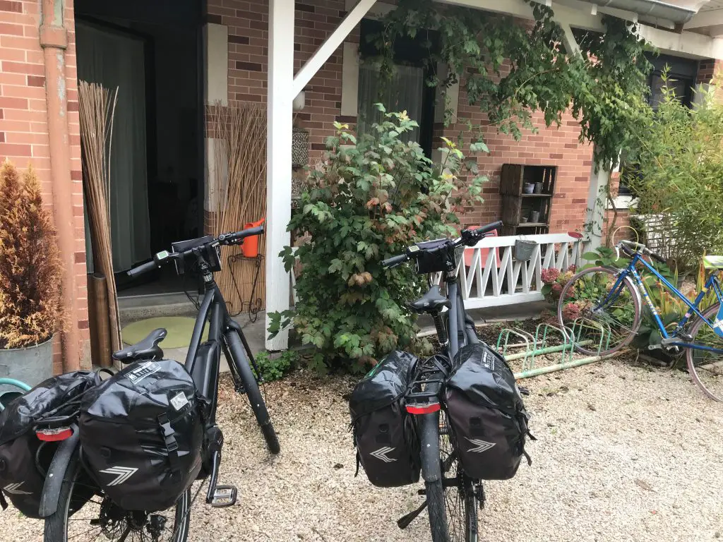 Après une belle nuit et un bon PDJ chez nos Hôtes AIBNB de Châlon sur Saône ... prêt au départ