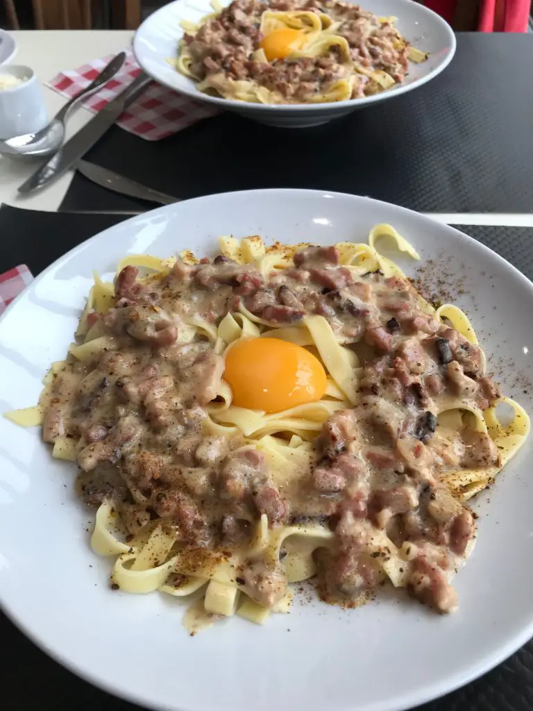 Pâte à la Carborana pour notre repas de midi improvisé dans un café au village de Buxy