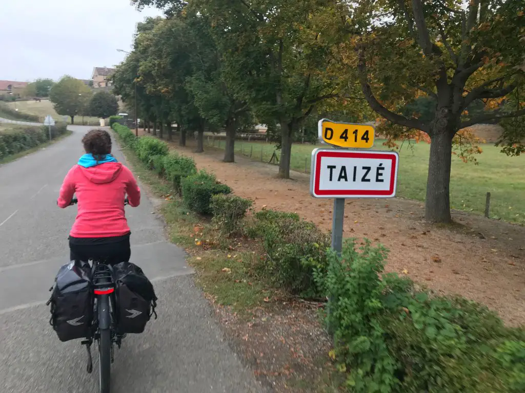 Arrivée en vélo électrique au village de Taizé