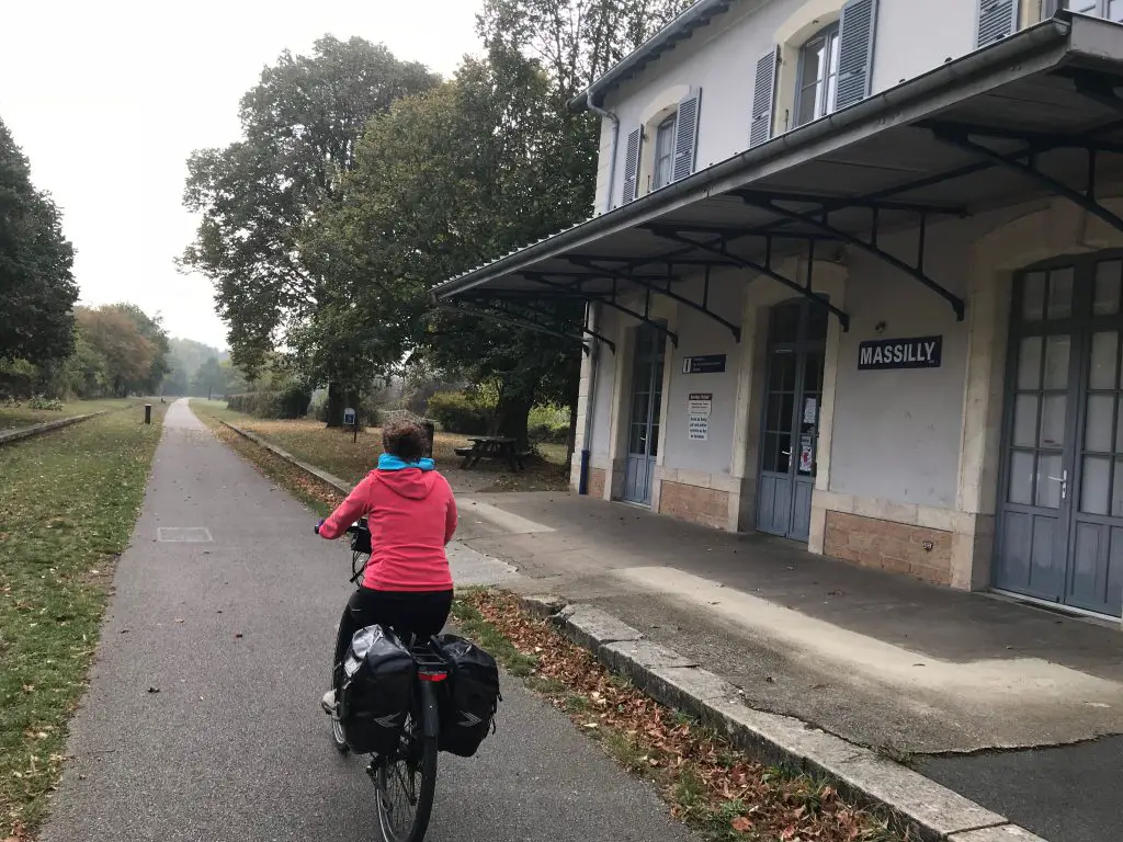 Voie ferroviaire transformée en voie verte avec les restes de gare comme à Massilly