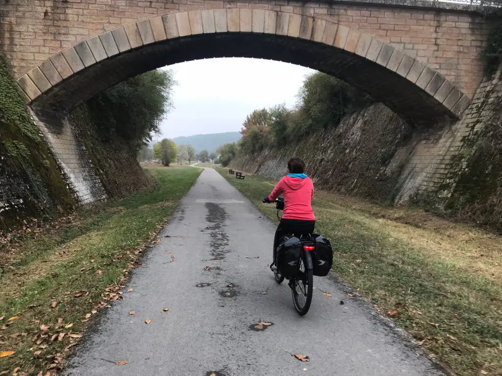 Passage sous des ponts de la voie verte en vélo électrique