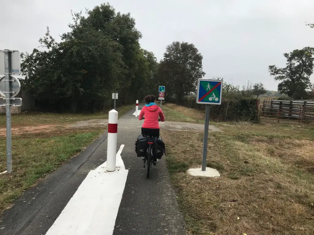 nombreux passages de la voie verte coupant des routes de Bourgogne