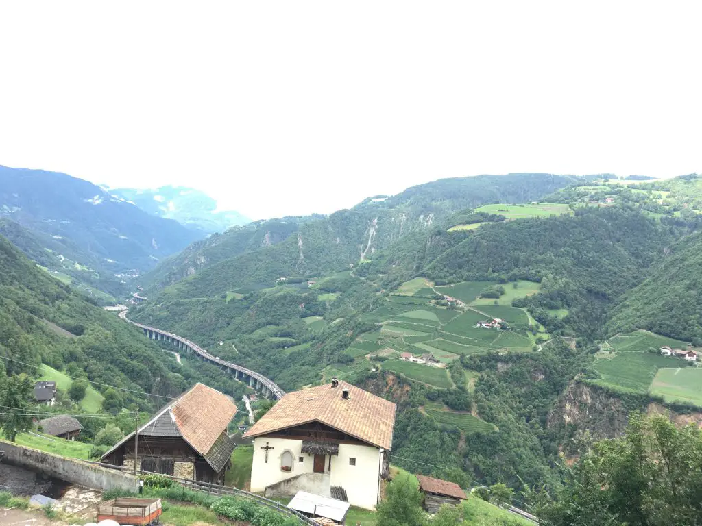 Vue vertigineuse sur la vallée de l